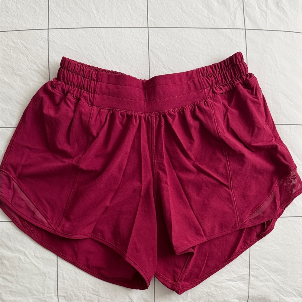Lululemon Hotty Hot Low-Rise Lined Short 4” in size 6